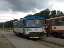 Drei Farbvariante der Brotb�chse: 810 563-7 auf Bahnhof Trutnov Hlavn� N�dra�� am 1-8-2011.