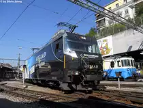 Ge 4/4 8001 ''Gstaad'' rangiert am 3.10.2011 durch das Bahnhofgel�nde von Montreux.