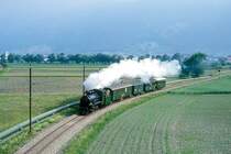 RhB Dampfzug 3039 f�r GRAUB�NDEN TOURS von Landquart nach Disentis am 23.05.1998 zwischen Igis und Zizers mit Dampflok G 4/5 107 - B 2245 - D� 4052I - B� 2060 - A� 1102.
