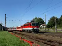 Die 1142 638 mit einem REX nach Linz am 10.09.2011 bei der Ausfahrt aus Sch�rding. 