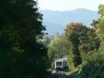 Ein Zug der Breisgau-S-Bahn ist gerade aus Bleibach ausgefahren und f�hrt weiter nach Elzach. 1.10.2011