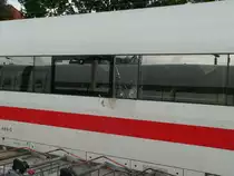 Ein ICE-2 mit defekter Scheibe, kurz vor der Abfahrt (mit Passagieren) in Hamburg Altona, 27.8.2011