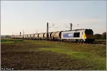 Voith Maxima 40CC kam mit dem typischen Straubinger Kesselwagenzug gen Straubing daher. (04.10.2011, Mangolding)