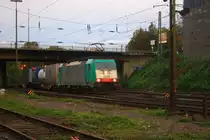 Die Cobra 2829 kommt mit einem Containerzug aus Belgien und f�hrt in Aachen-West ein bei Herbstwetter.
6.10.2011