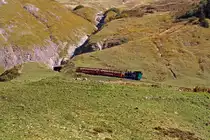 Vor unserem Zug f�ht die BRB 14 zum Brienzer Rothorn hinauf. Hier kurz vor dem K�hmatt-Tunnel (01.10.2011).