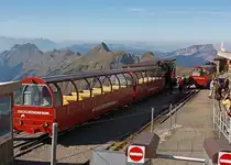 Bergbahnhof Rothorn Kulm  (2244 m �. M.) am 01.10.2011. Die Z�ge mit den Heiz�l befeuerten BRB Loks 16 (links) und 14 (rechts) haben ihre Fahrg�ste bereits ausgeladen.