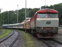 Bardotka 749 006-3 mit R 1149 Tanvald-Praha Vr�ovice auf Bahnhof Tanvald am 7-8-2011.