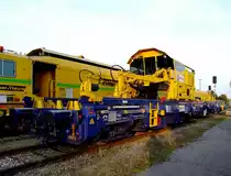 Schienenladezug 40.61 (99819351001-8) bestehend aus Rutschenwagen 1 mit Schienenmanipulator & RW2 warten am Bhf. Ried auf ihren Einsatz;111005