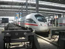 Dieser ICE T stand am 24.08.2011 in M�nchen Hbf. Sorry, dass der ICE T ganz unten ein bisschen verdeckt ist.