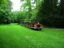 Am 08.09.2011 dreht die Diesellok der Schlossgartenbahn Karlsruhe gem�tlich ihre Runden.