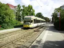 An der Karlsruher Haltestelle Durlacher Tor ist am 10.09.2010, Niederflurfahrzeug 325 der VBK auf der Linie S2 in Richtung Rheinstetten unterwegs.