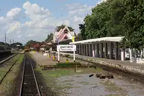 Blick vom letzten Wagen des RAP 144 auf den Bf. Ubon Ratchathani. Am Inselbahnsteig r�ckt schon der ORD 422 mit Abfahrt um 15:20 nach Lam Chi an Stelle des RAP 144. Bild vom 15.Juni 2011.
