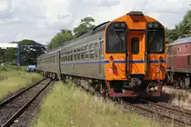 SP EXP DRC 22 nach Bangkok mit dem APD.20 2513 als erstes Fahrzeug fährt am  15.Juni 2011 in der Ubon Ratchathani Station an den Hausbahnsteig.