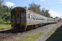 SP EXP DRC 22 nach Bangkok mit dem APD.20 2520 als letztes Fahrzeug wird am  15.Juni 2011 in der Ubon Ratchathani Station am Hausbahnsteig bereitgestellt.