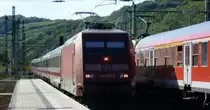 101 087-5 mit IC 2521 von Kassel-Wilhelmshöhe nach Dresden Hbf bei der Durchfahrt in Großheringen, währnd RB 16322 nach Eisenach gerade am Nachbargleis gehalten hat (02.10.11).
