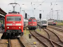 Nachdem 120 115-1 mit ihrem IC den Bahnhof Stralsund erreichte, entstand dieses  Gruppenbild , auf dem noch zwei Steuerwagenk�pfe und 115 448-3 zu sehen sind. Aufgenommen am 07.08.2011.