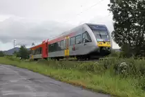 Der immer noch f�r die Cantus Bahn auf der Linie R7/R1 verkehrende HLB GTW kurz vor der Nordeinfahrt nach Eschwege. Aufgenommen am 05.08.2011.