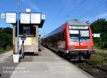 Ein Zug der Linie RE11 (Sachsen) h�lt im Bf Falkenberg/Elster. 25.06.05 Ein Jahr sp�ter ist hier nun endlich eine gro�e Baustelle: das Kreuzungsbauwerk wird endlich saniert.
