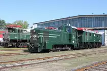 2067 004 brachte die frisch hergerichtete 1570 001 zu einer kleinen E-Lokparade vor die Tore der Heizhaushalle in Strasshof; am 02.10.2011