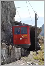 Triebwagen 21 verl�sst den Fleimentunnel kurz vor Erreichen der Endstation Pilatus Kulm. (04.10.2011)