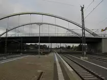 Ein Teil vom Br�ckenbogen der Puschkinallee, die den Dessauer Hbf �berspannt; 09.08.2011