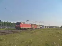 185 009-8 zieht einen Containerzug am 04.10.2011 bei Wagh�usel in Richtung Mannheim