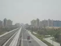 Blick auf das Gleis der Dubai Jumeirah Monorail.
Ich habe diese Seitenperspektive gew�hlt,damit man auch den Vergleich zwischen Stra�e und Bahn sieht.
Aufgenommen am 24.7.2010