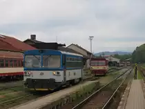 810 565-2 und 810 312-9 auf Bahnhof Trutnov Hlavn� N�dra�� am 6-8-2011.