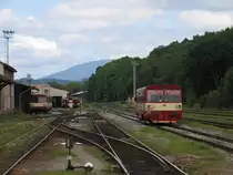 810 233-7 mit Ersatzzug Hostinne-Trutnov Hlavn� N�dra�� auf Bahnhof Trutnov Hlavn� N�dra�� am 2-8-2011.