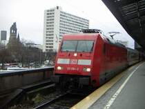 101 084-2 steht mit einem EC in Berlin Zoologischer Garten am 3.4.06