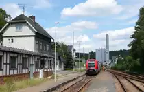 641 038 und sein Fahrer warten am 18.8.11 in Blankenstein 90 Minuten auf die R�ckfahrt nach Saalfeld.