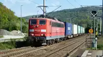 151 143-5 zieht auf der Saalbahn einen Containerzug in Richtung Jena durch Dornburg (Saale). 03.10.11