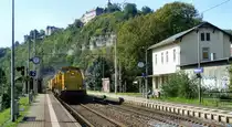 293 007-1  und 293 008-9 ziehen einen Bauzug durch Dornburg (Saale) in Richtung Camburg (Saale). 03.10.11