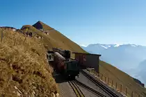 Bergbahnhof Rothorn Kulm  (2244 m �. M.) am 01.10.2011. Die Z�ge mit den Heiz�l befeuerten BRB Loks 14 (links) und 16 (rechts) stehen noch auf der Bergstation. �berallem thront der Rothorn Gipfel. 