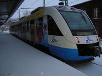 Ein Fr�hjahrsbote im tiefsten Winter! Dieser Triebwagen der OLA macht Werbung f�r die BUGA 2009 in Schwerin. Aufgenommen am 11.03.2006 in Schwerin HBF