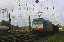 Die Cobra 2806 f�hrt mit einem gemischten G�terzug aus K�ln-Gremberg nach Antwerpen-Noord b�i der Ausfahrt in Aachen-West bei Herbstwetter.
8.10.2011