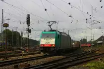 Die Cobra 2826 f�hrt mit einem gemischten G�terzug aus Antwerpen-Noord nach K�ln-Gremberg bei der Ausfahrt in Aachen-West bei Sonne und Wolken.
8.10.2011