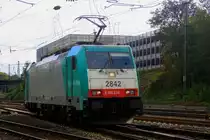 Die Cobra 2842 kommt als Lokzug aus Belgien und f�hrt in Aachen-West bei Sonne und Wolken.
8.10.2011