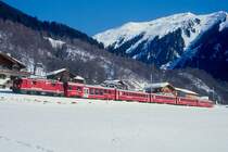 RhB Regional-Express 340 von Scuol nach Landquart am 27.02.2000 unterhalb Klosters Dorf mit E-Lok Ge 4/4 II 631 -  BDt 1756 - B 2296 - B 2293 - B 2357 - A 1250. Hinweis: un�blicherweise Lok vor Steuerwagen:

