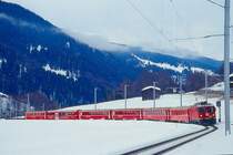RhB Regioexpress 341 von Landquart nach Scuol am 25.02.2000 kurz vor Klosters Dorf mit E-Lok Ge 4/4 II 619 - A 1249 - B 2352 - B 2374 - B 2349 - BDt 1754 - A 1261 - Rw 8202.
