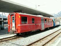 2.Klasse Wagen BD 2478 mit Gep�ckabteil der Berninabahn zu Gast bei der Arosabahn,hier am 04.04.06 in Chur als letzter Wagen am  Arosa Express 