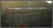 �BB InterCity 649  Cooperative Beratung  �berquert am 1.4.2006 das Viadukt in Neulengbach. Bei diesem Foto herrschte extremes Gegenlicht.