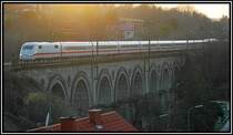 ICE 29 von Hamburg-Altona nach Wien West am 1.4.2006 bei der �berquerung des Viaduktes in Neulengbach. Auch diese Aufnahme entstand bei extremem Gegenlicht.