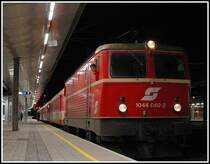 Eigentlich ist es nicht meine Art, solche Bahnsteigfotos zu ver�ffentlichen. In diesem Fall mache ich eine Ausnahme, da es sich dabei um die einzige blutorange 1044 mit kleinen L�ftern handelt. 1044 040 bei der Ankunft in Wien-Meidling mit dem Erlebniszug Ennstal am 1.4.2006