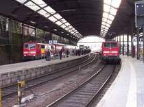 111 begegnung in Aachen Hbf. Rechts die 111 153-3 kam grade aus Hamm(Westf) hier an(normalerweise mit BR 146). Neben ihr die 111 125-1 als RE 9 zu Abfahrt bereit nach Gie�en. 03.04.2006
