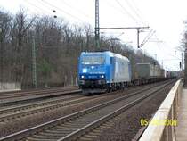 Gef�hrt von 185 529-5  Michaela  passiert DGS 43938 am 05.April 2006 die Br�cke �ber die A5 hinter dem Bahnhof Sportfeld (intern weiterhin Sportfeld, f�r Fahrg�ste  Stadion ). Wie schon erw�hnt f�hrt dieser Zug samstags �ber Frankfurt-H�chst Gbf und Mo-Fr �ber Mainz-Bischofsheim.