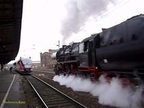 Alt und neu eintr�chtig nebeneinander: Eine 52er passiert einen Desiro der BR 642 im Erfurter Hauptbahnhof.