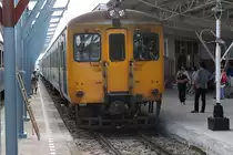 ORD 419 (Nakhon Ratchasima - Ubon Ratchathani) mit dem พซข.34 (พซข. = BTD/Bogie Trailer Diesel Railcar With Driving Cab, Hitachi/Nippon Sharyo, Bauj. 1971) an der Spitze am 15.Juni 2011 auf Gleis 1 im Bf. Si Sa Ket.