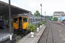 ORD 419 (Nakhon Ratchasima - Ubon Ratchathani) mit dem กซข.1011 (กซข. = BPD/Bogie Power Diesel Railcar With Driving Cab, Hitachi, Bauj. 1967) am Schlu� f�hrt am 15.Juni 2011 auf Gleis 1 aus dem Bf. Si Sa Ket.