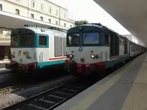 Links D 445 1053, die den Regionalzug 3959 von Oristano nach Cagliari schob und daneben D 445 1078, die am 01.10.2011 in K�rze mit dem Regionalzug 12916 nach Oristano aus dem Bahnhof von Cagliari fahren wird. Im Gegensatz zur D 445 1053 hat D 445 1078 separate Schlusslichter.